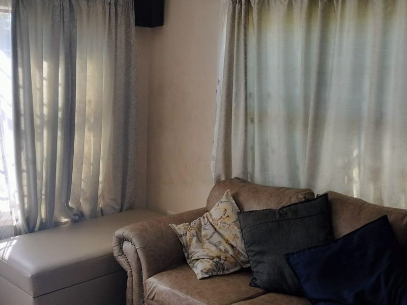 3 Bedroom  House In Olievenhoutbosch, Centurion - Photo 3