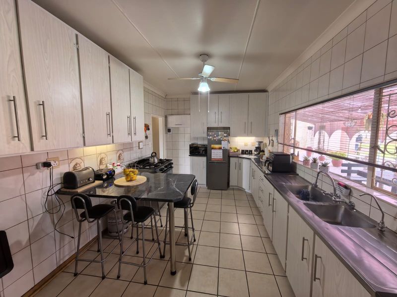 Your Forever Home Awaits - Space, Comfort and Endless Possibilities in Heuwelsig, Kimberley - Photo 10