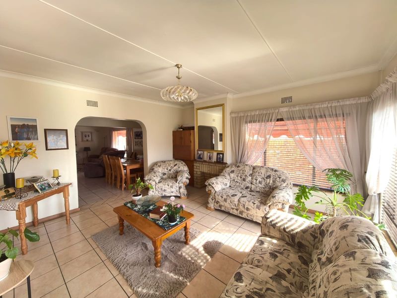 Your Forever Home Awaits - Space, Comfort and Endless Possibilities in Heuwelsig, Kimberley - Photo 3