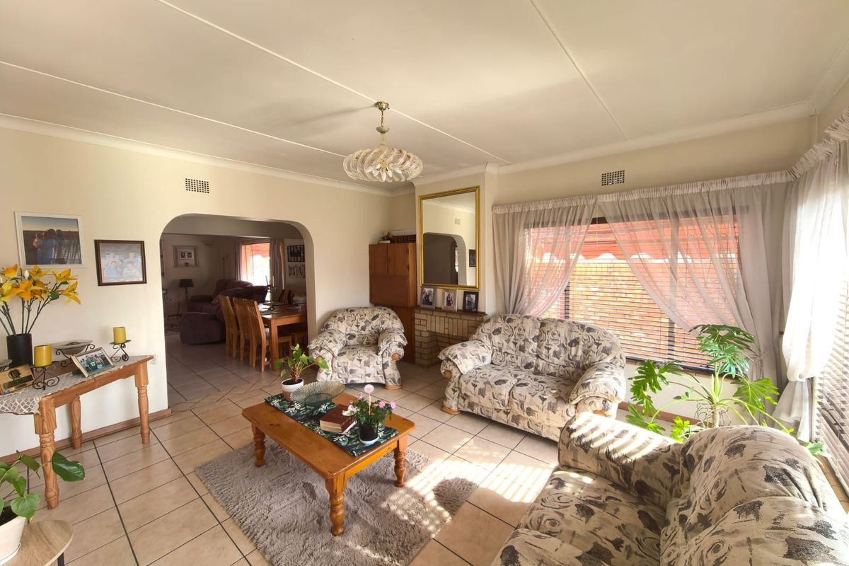 Your Forever Home Awaits - Space, Comfort and Endless Possibilities in Heuwelsig, Kimberley - Photo 3