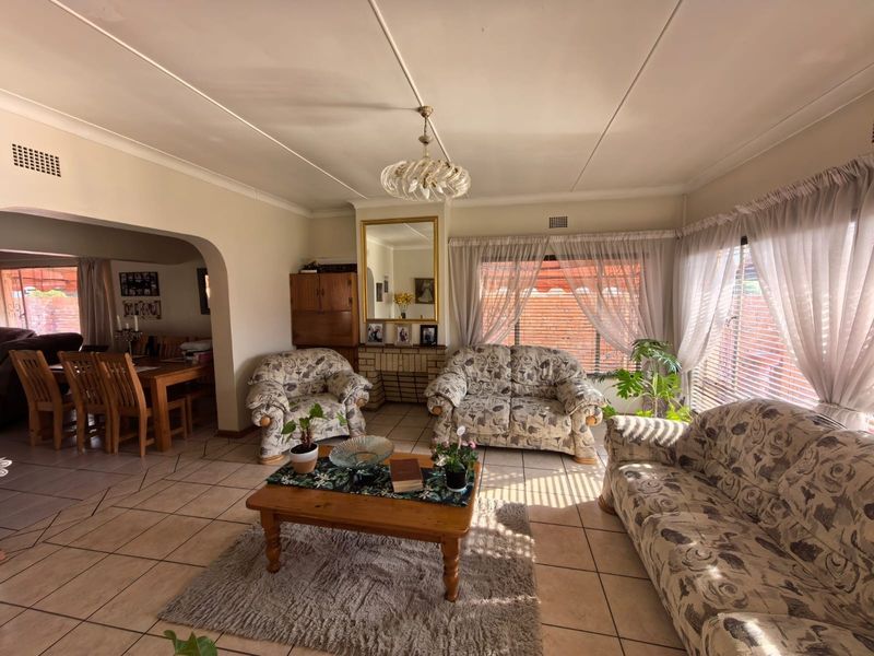 Your Forever Home Awaits - Space, Comfort and Endless Possibilities in Heuwelsig, Kimberley - Photo 4