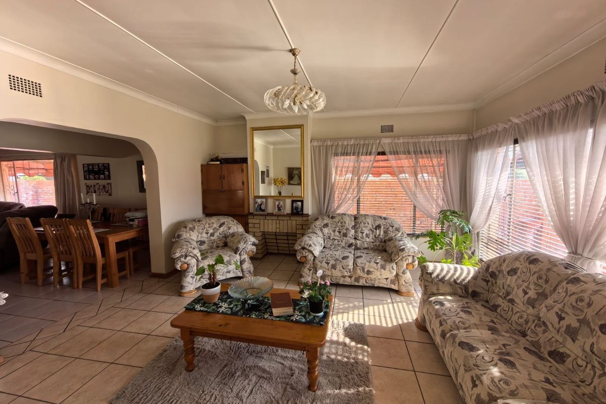 Your Forever Home Awaits - Space, Comfort and Endless Possibilities in Heuwelsig, Kimberley - Photo 4