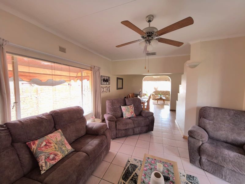 Your Forever Home Awaits - Space, Comfort and Endless Possibilities in Heuwelsig, Kimberley - Photo 7
