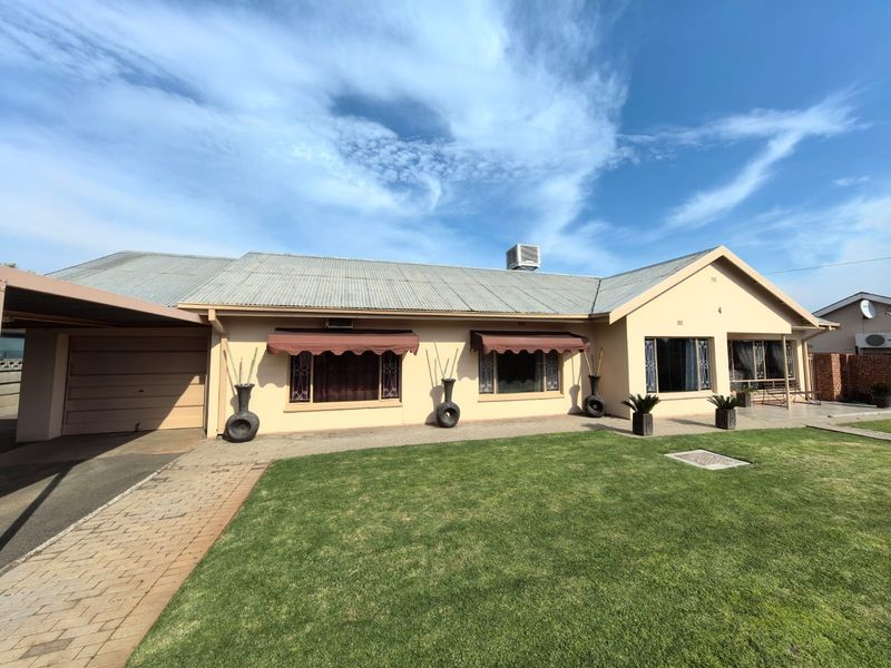 Your Forever Home Awaits - Space, Comfort and Endless Possibilities in Heuwelsig, Kimberley - Photo 2