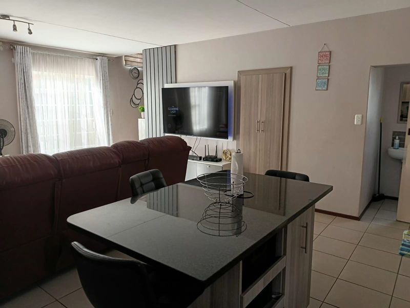 Estate living , duplex For Sale in Theresapark, Akasia - Photo 7