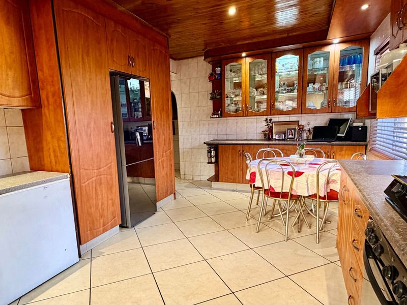 Versatile 4 Bedroom Family Home with 2 Bachelor Flats in Regents Park - Photo 10