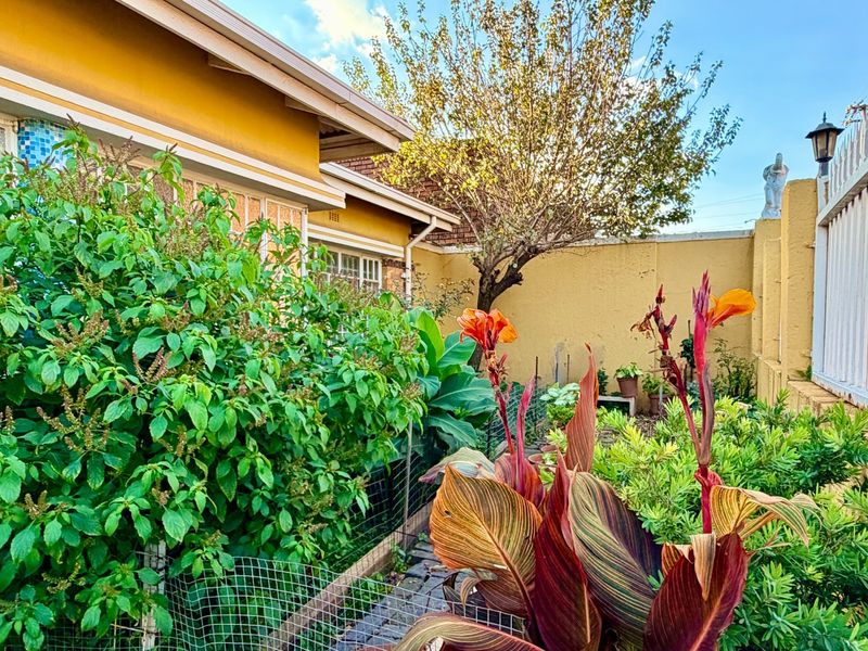 Versatile 4 Bedroom Family Home with 2 Bachelor Flats in Regents Park - Photo 1