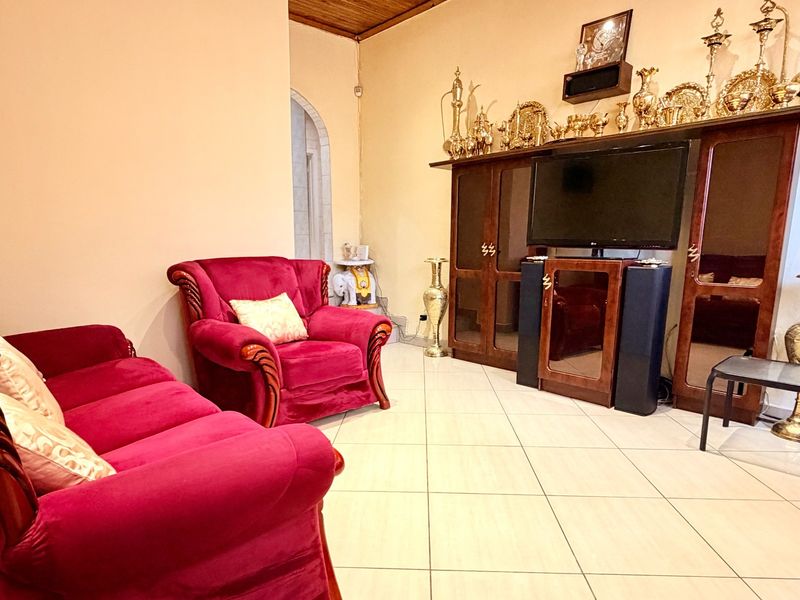 Versatile 4 Bedroom Family Home with 2 Bachelor Flats in Regents Park - Photo 5