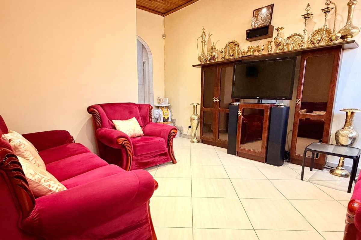 Versatile 4 Bedroom Family Home with 2 Bachelor Flats in Regents Park - Photo 5