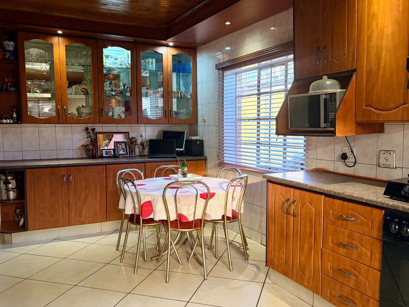 Versatile 4 Bedroom Family Home with 2 Bachelor Flats in Regents Park - Photo 9