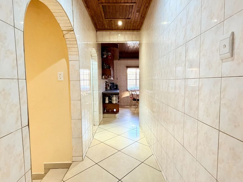 Versatile 4 Bedroom Family Home with 2 Bachelor Flats in Regents Park - Photo 8