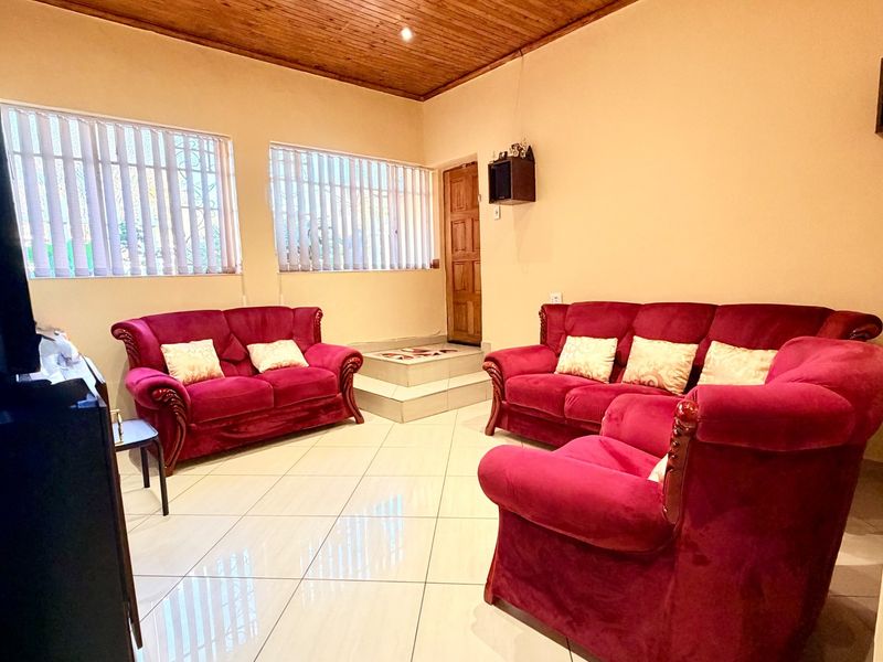 Versatile 4 Bedroom Family Home with 2 Bachelor Flats in Regents Park - Photo 6