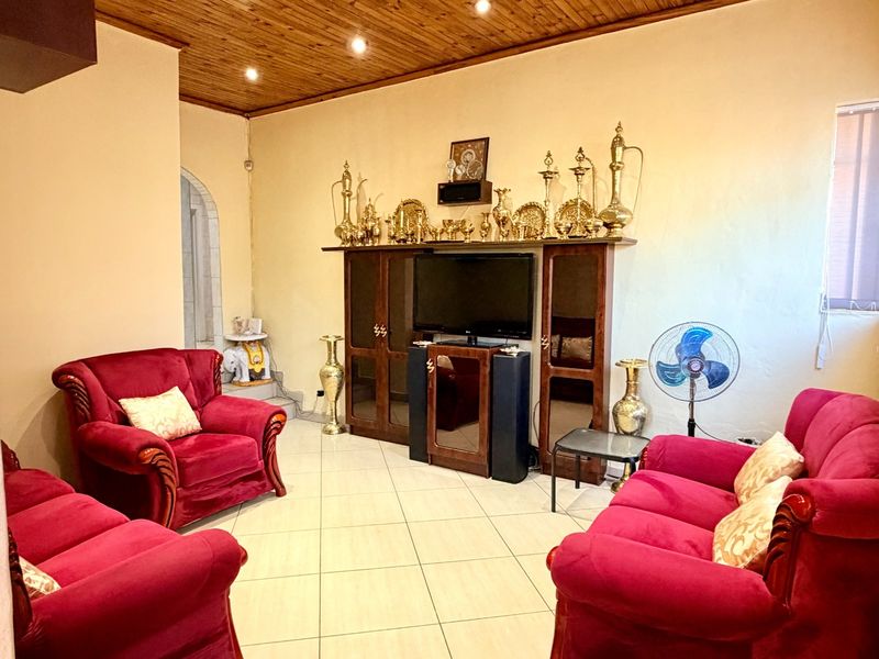 Versatile 4 Bedroom Family Home with 2 Bachelor Flats in Regents Park - Photo 4