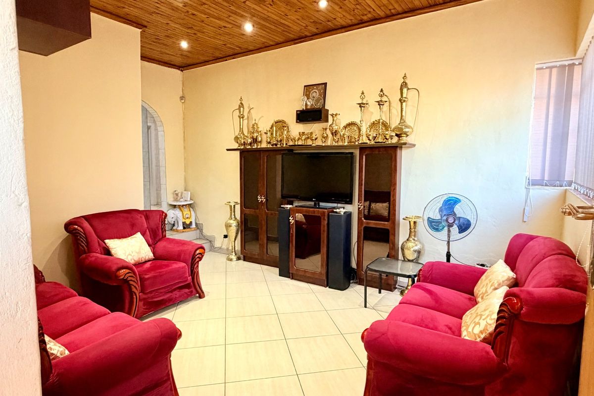 Versatile 4 Bedroom Family Home with 2 Bachelor Flats in Regents Park - Photo 4