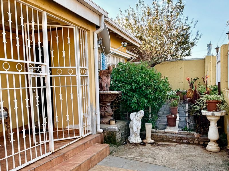Versatile 4 Bedroom Family Home with 2 Bachelor Flats in Regents Park - Photo 2