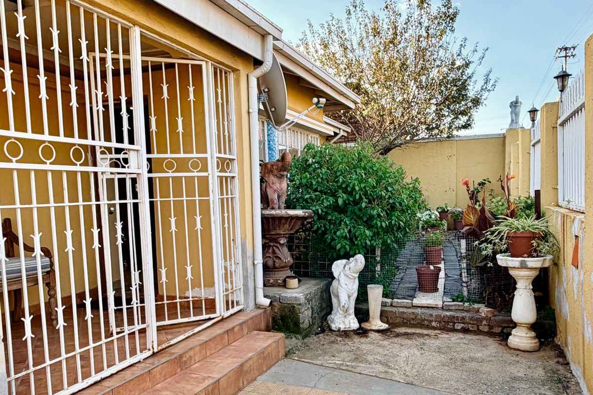 Versatile 4 Bedroom Family Home with 2 Bachelor Flats in Regents Park - Photo 2