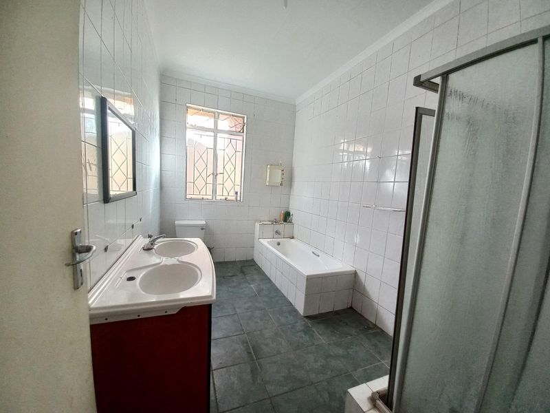 3 Bedroom House to Rent in Bez Valley Johannesburg - Photo 8