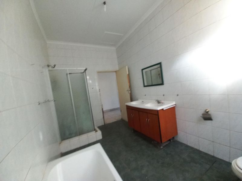 3 Bedroom House to Rent in Bez Valley Johannesburg - Photo 7