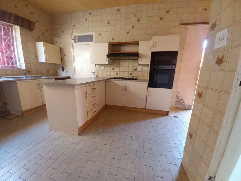 3 Bedroom House to Rent in Bez Valley Johannesburg - Photo 2