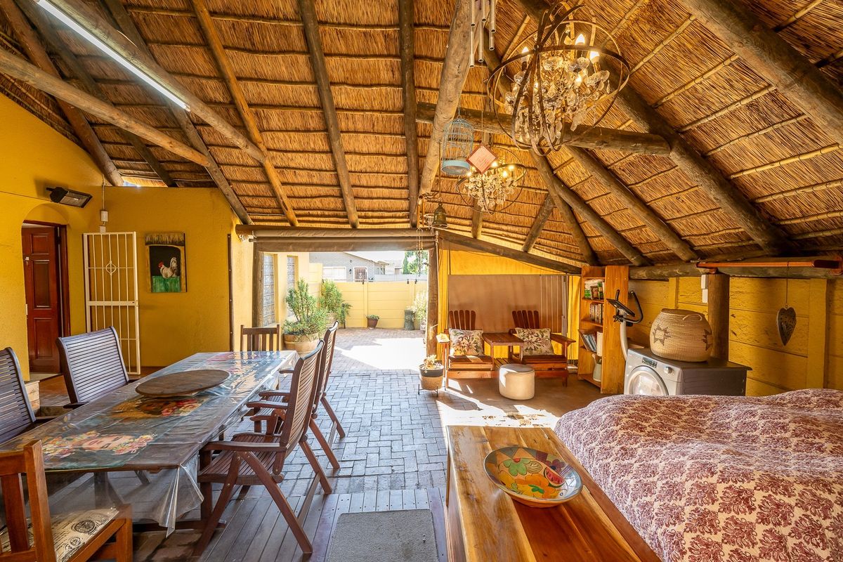 2 Bedroom House in Oakglen, Bellville - Photo 2