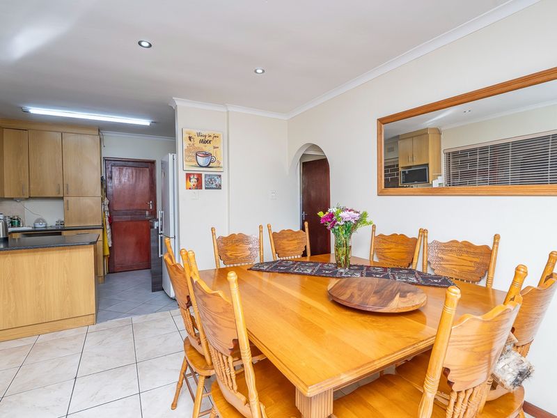 2 Bedroom House in Oakglen, Bellville - Photo 6
