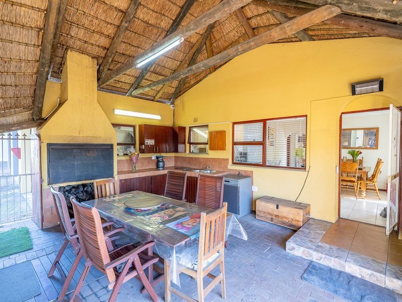 2 Bedroom House in Oakglen, Bellville - Photo 3