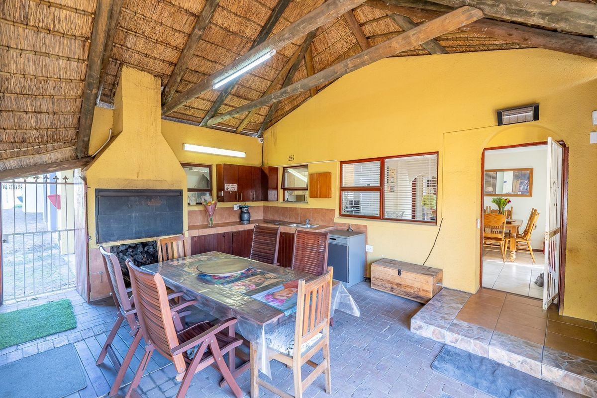 2 Bedroom House in Oakglen, Bellville - Photo 3