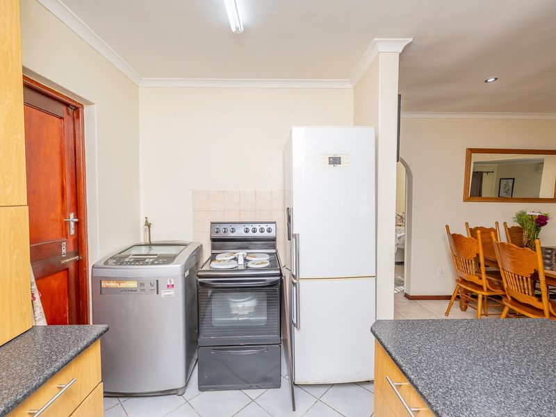 2 Bedroom House in Oakglen, Bellville - Photo 10