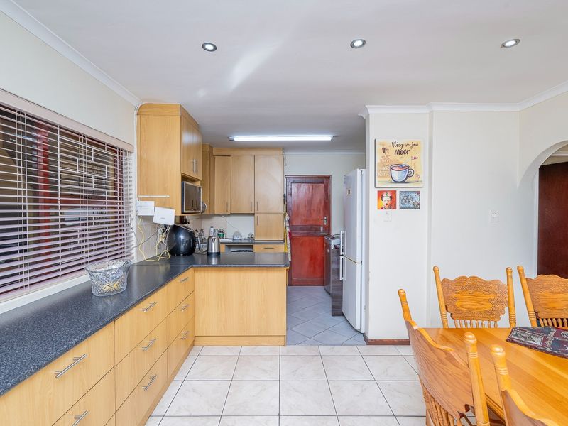 2 Bedroom House in Oakglen, Bellville - Photo 9