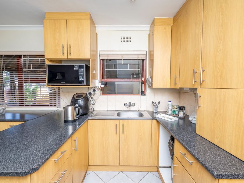 2 Bedroom House in Oakglen, Bellville - Photo 8