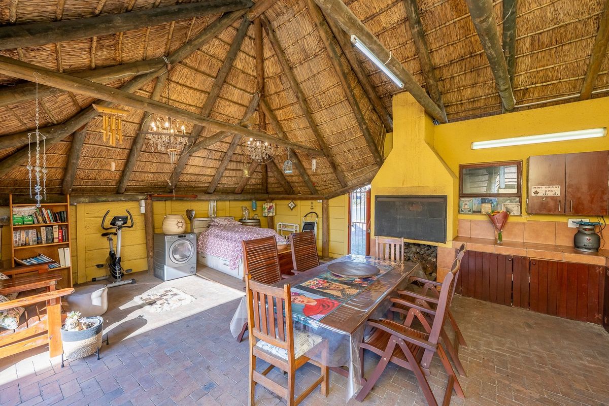 2 Bedroom House in Oakglen, Bellville - Photo 4