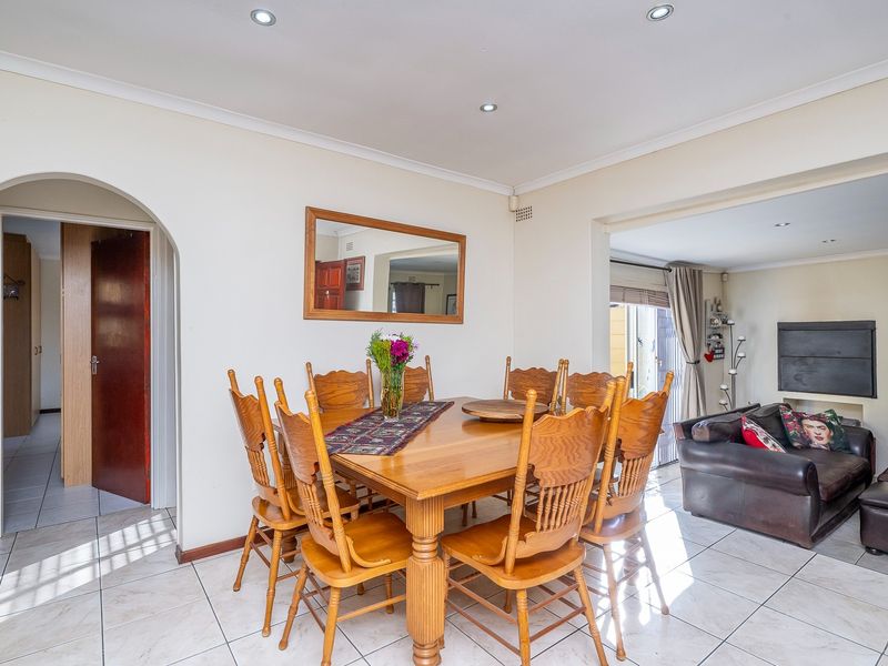 2 Bedroom House in Oakglen, Bellville - Photo 5