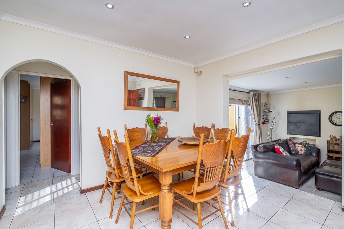 2 Bedroom House in Oakglen, Bellville - Photo 5