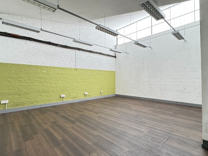 912m2  | Neat and Secure Industrial Unit To Let in Beaconvale, Cape Town - Photo 9
