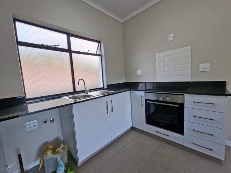 Luxury Living in Waterfall, KwaZulu Natal - Photo 3