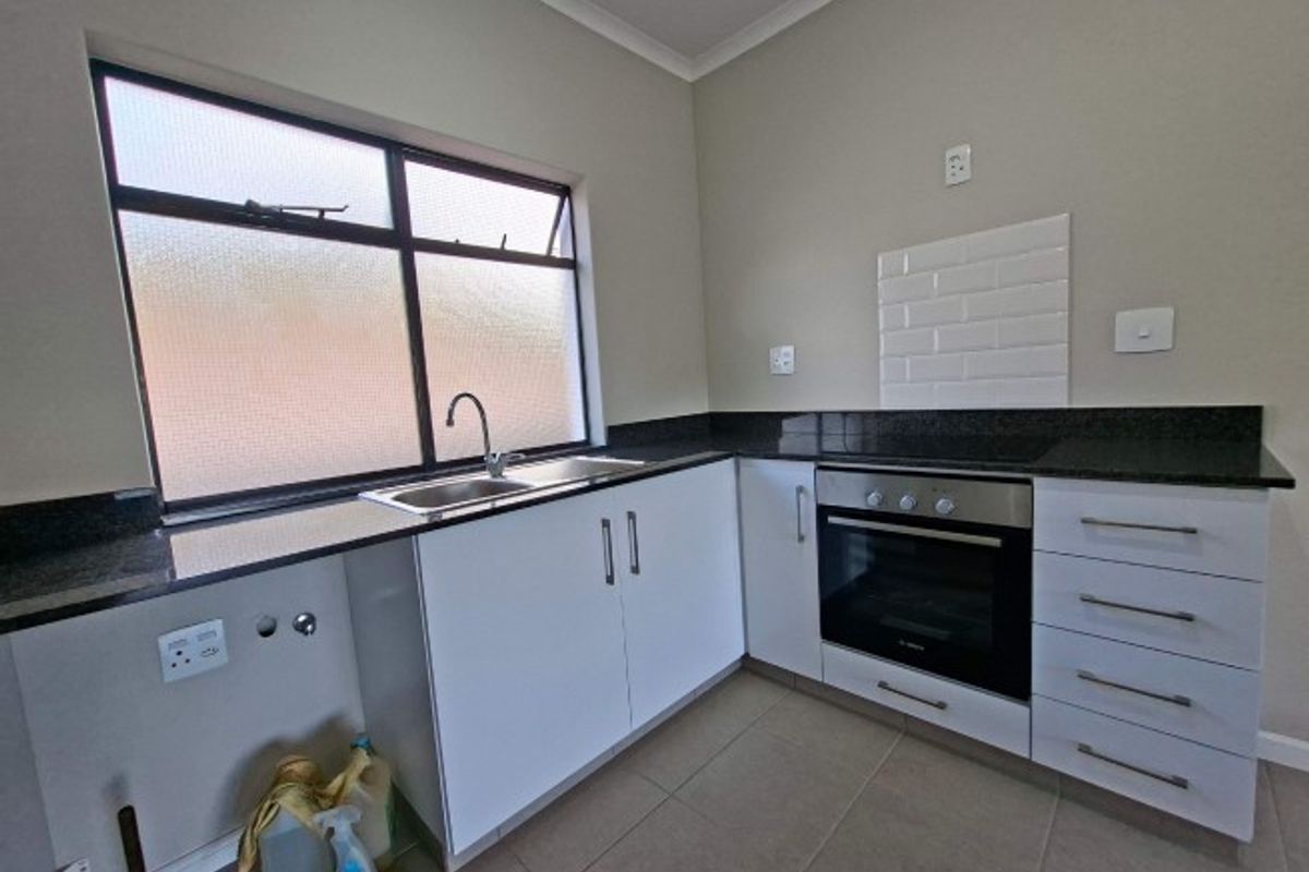 Luxury Living in Waterfall, KwaZulu Natal - Photo 3