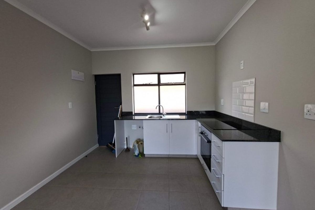 Luxury Living in Waterfall, KwaZulu Natal - Photo 2