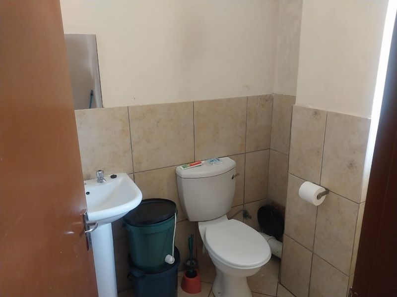 2 Bedroom Apartment For Sale in Jabulani, Soweto - Photo 9