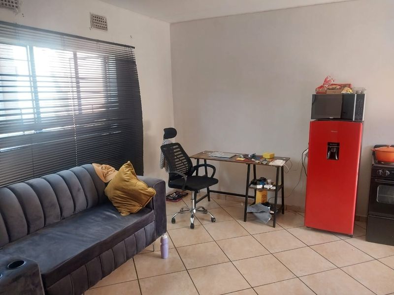 2 Bedroom Apartment For Sale in Jabulani, Soweto - Photo 4