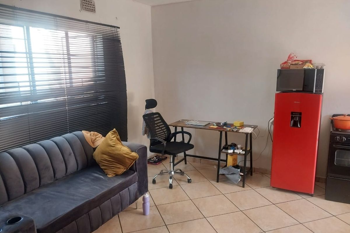 2 Bedroom Apartment For Sale in Jabulani, Soweto - Photo 4