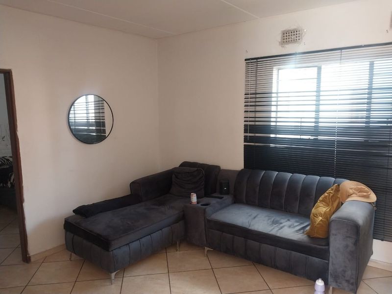 2 Bedroom Apartment For Sale in Jabulani, Soweto - Photo 3
