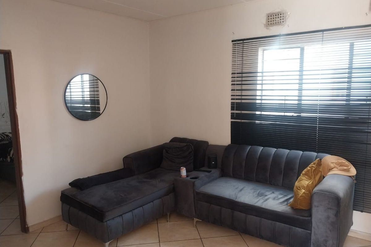 2 Bedroom Apartment For Sale in Jabulani, Soweto - Photo 3