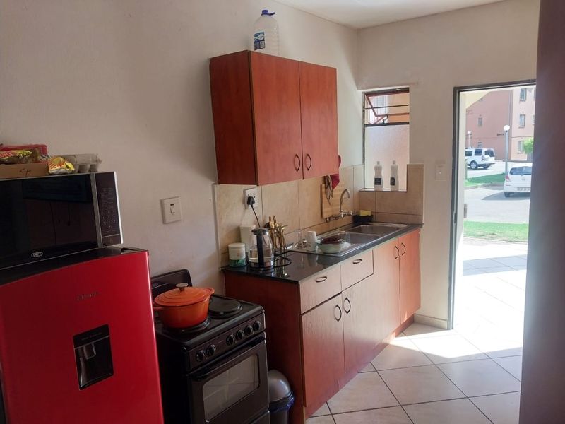 2 Bedroom Apartment For Sale in Jabulani, Soweto - Photo 2