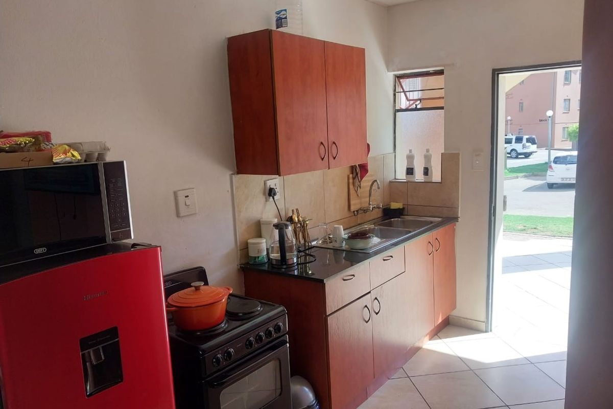 2 Bedroom Apartment For Sale in Jabulani, Soweto - Photo 2
