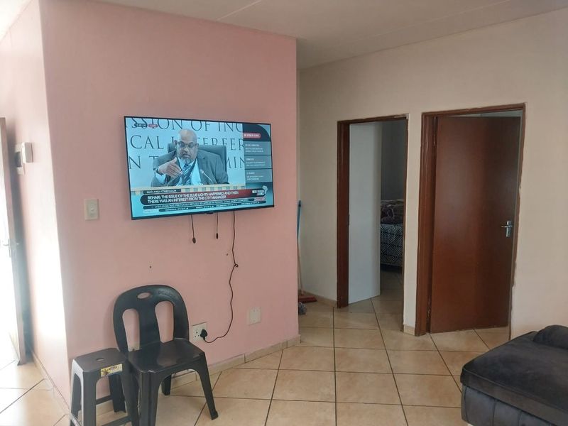 2 Bedroom Apartment For Sale in Jabulani, Soweto - Photo 5
