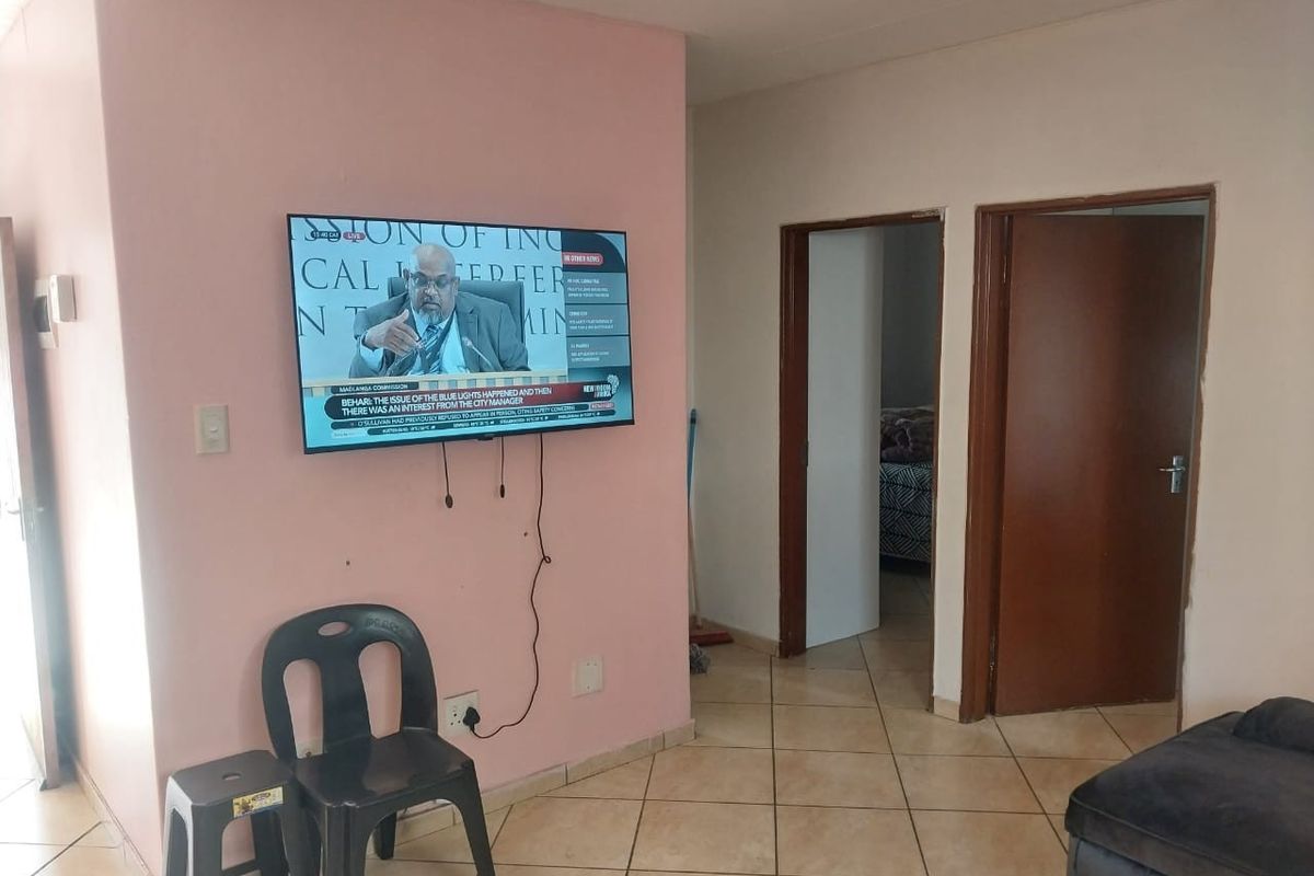 2 Bedroom Apartment For Sale in Jabulani, Soweto - Photo 5