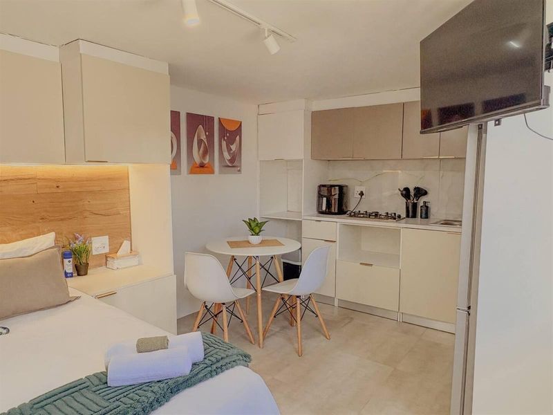Studio Apartment in Table View - Photo 10