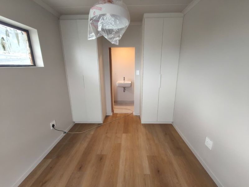 Stunning 2 bedroom unit in brand new development - Photo 8