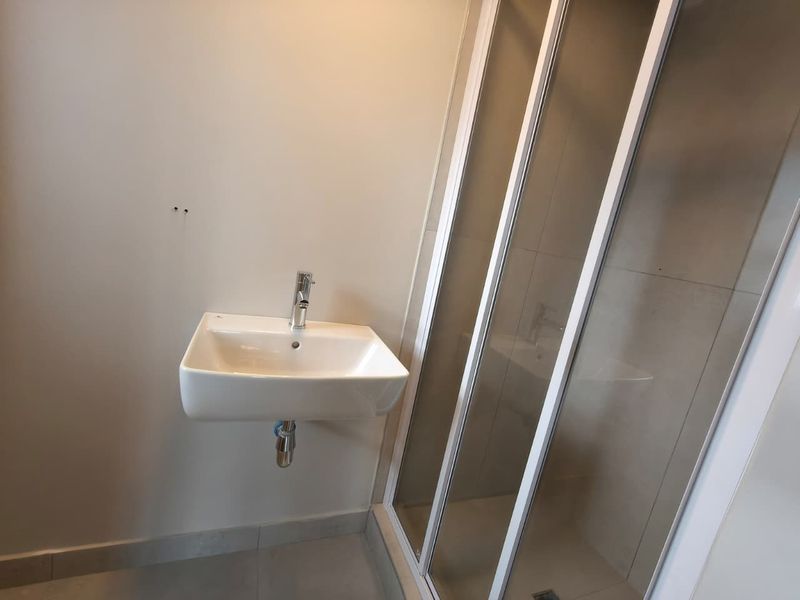 Stunning 2 bedroom unit in brand new development - Photo 9