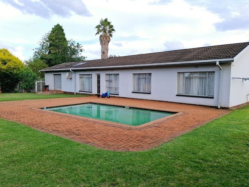 Family Rental with Pool in a Prime Kanonkop Location - Photo 1